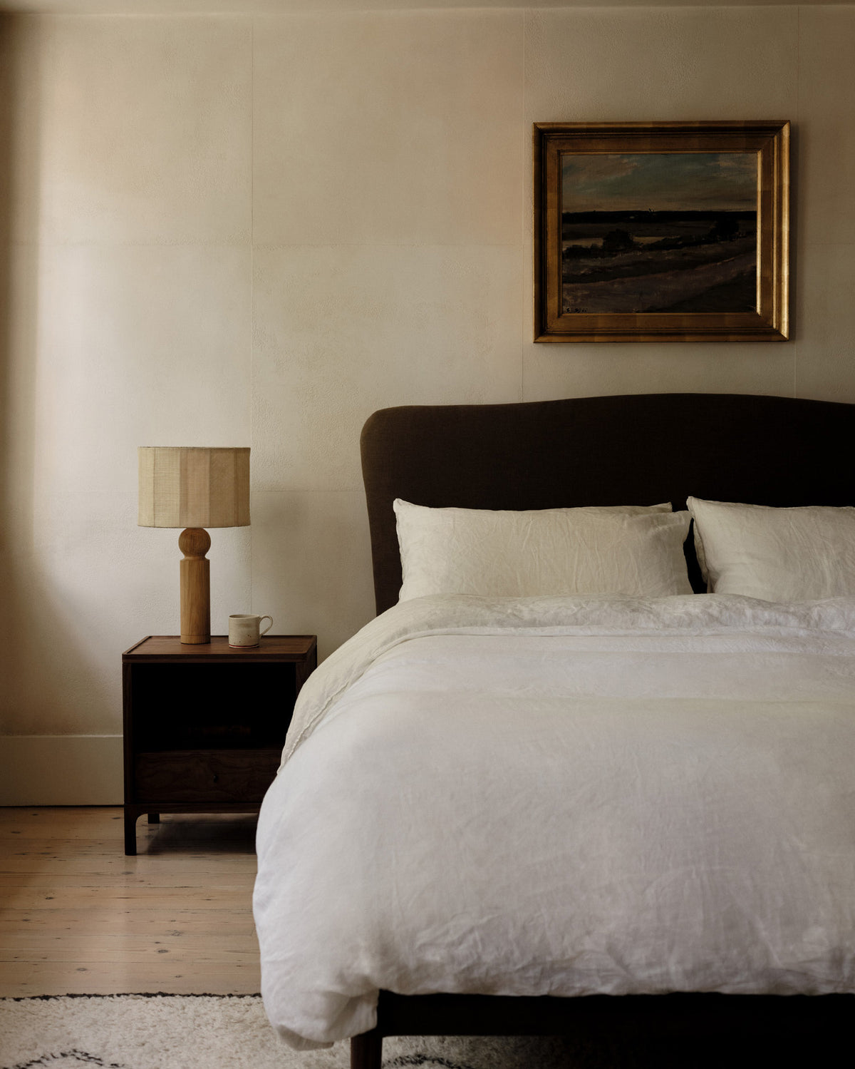 moreau-bed-ewer-light-joyce-bedside-table