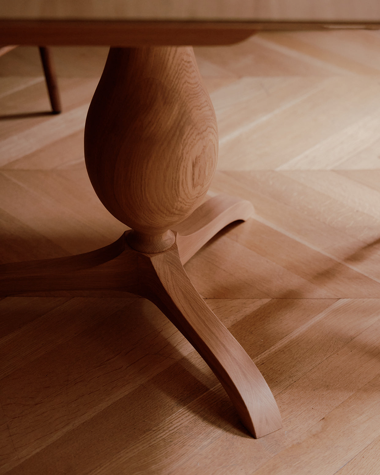 Tove dining table extending