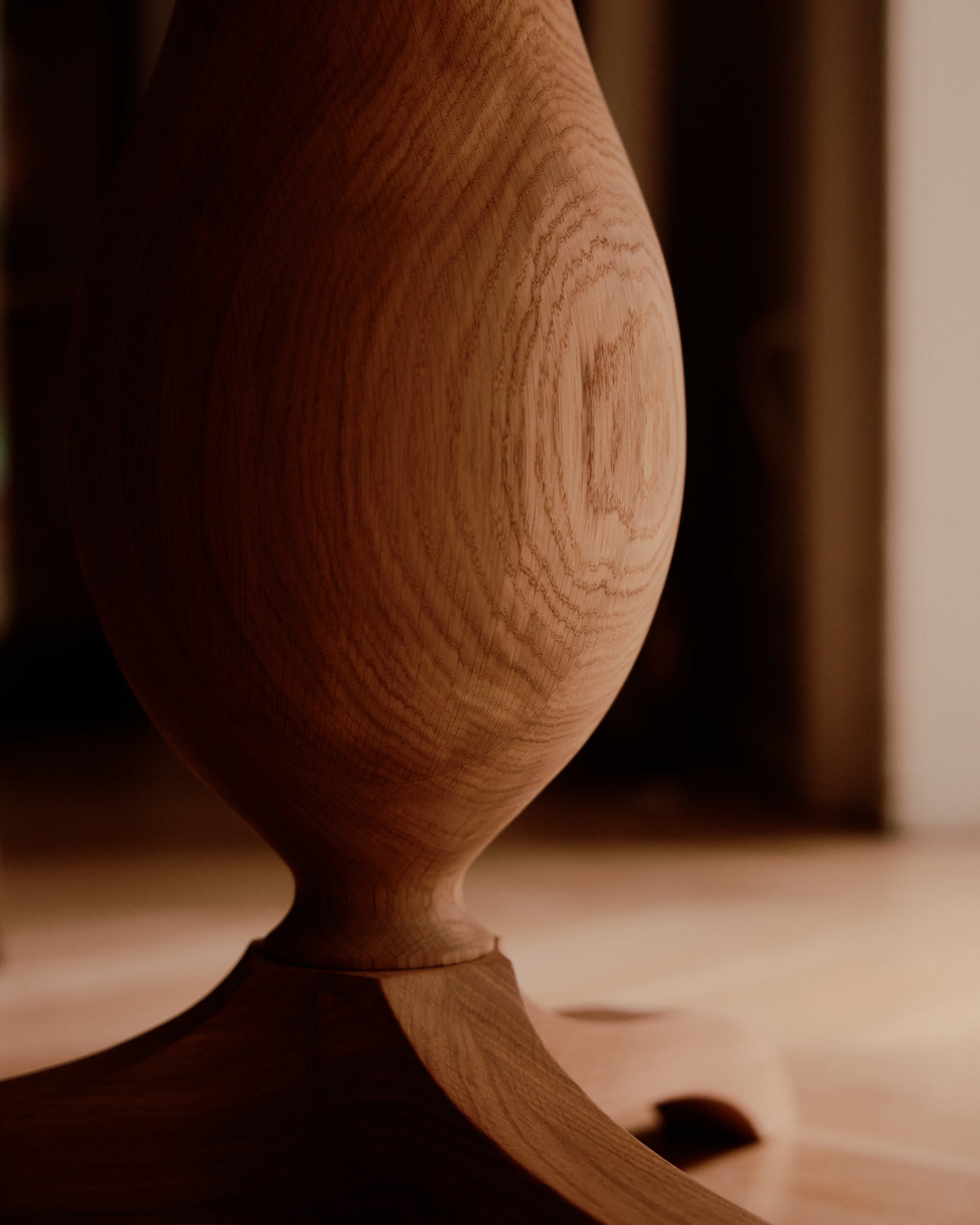 Tove dining table extending