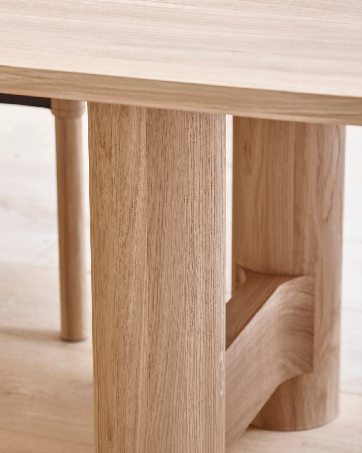 Onis dining table