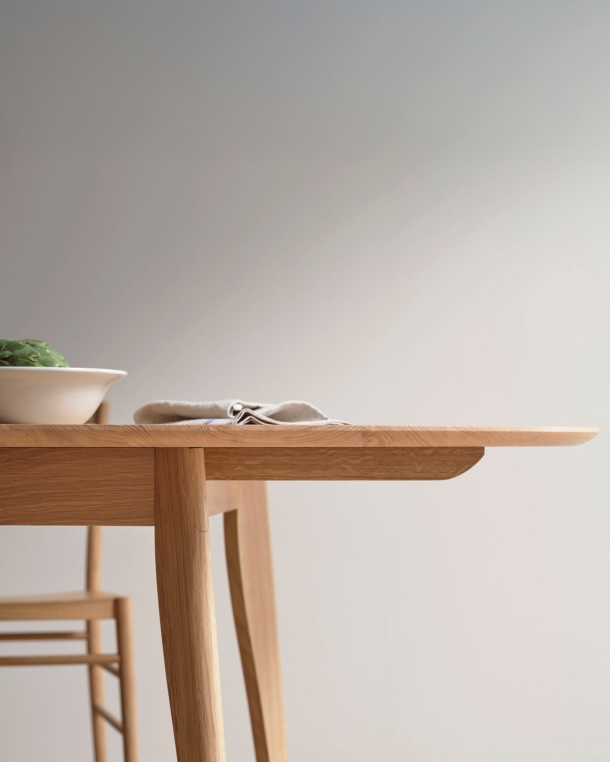 Harper dining table extending