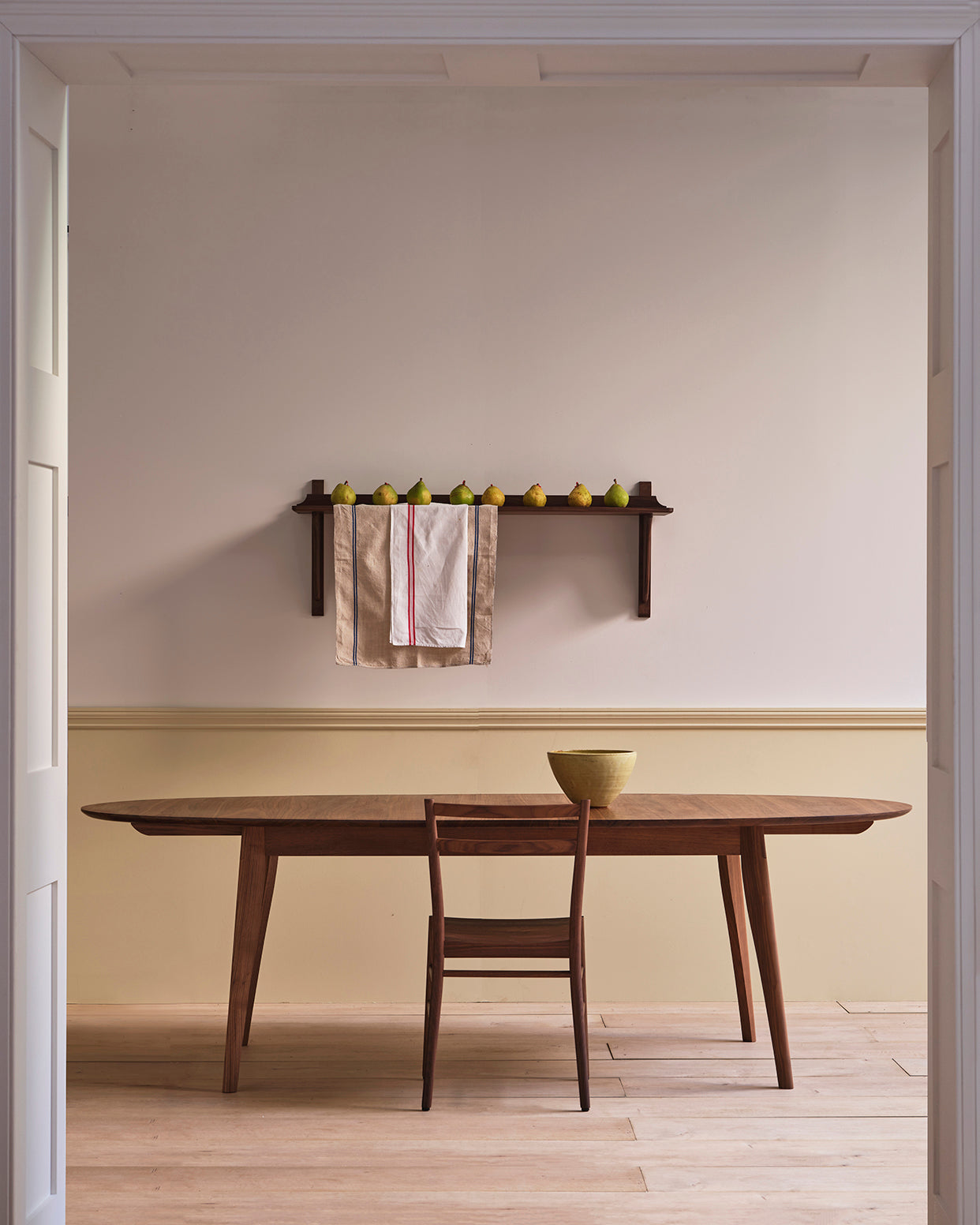 Harper dining table extending