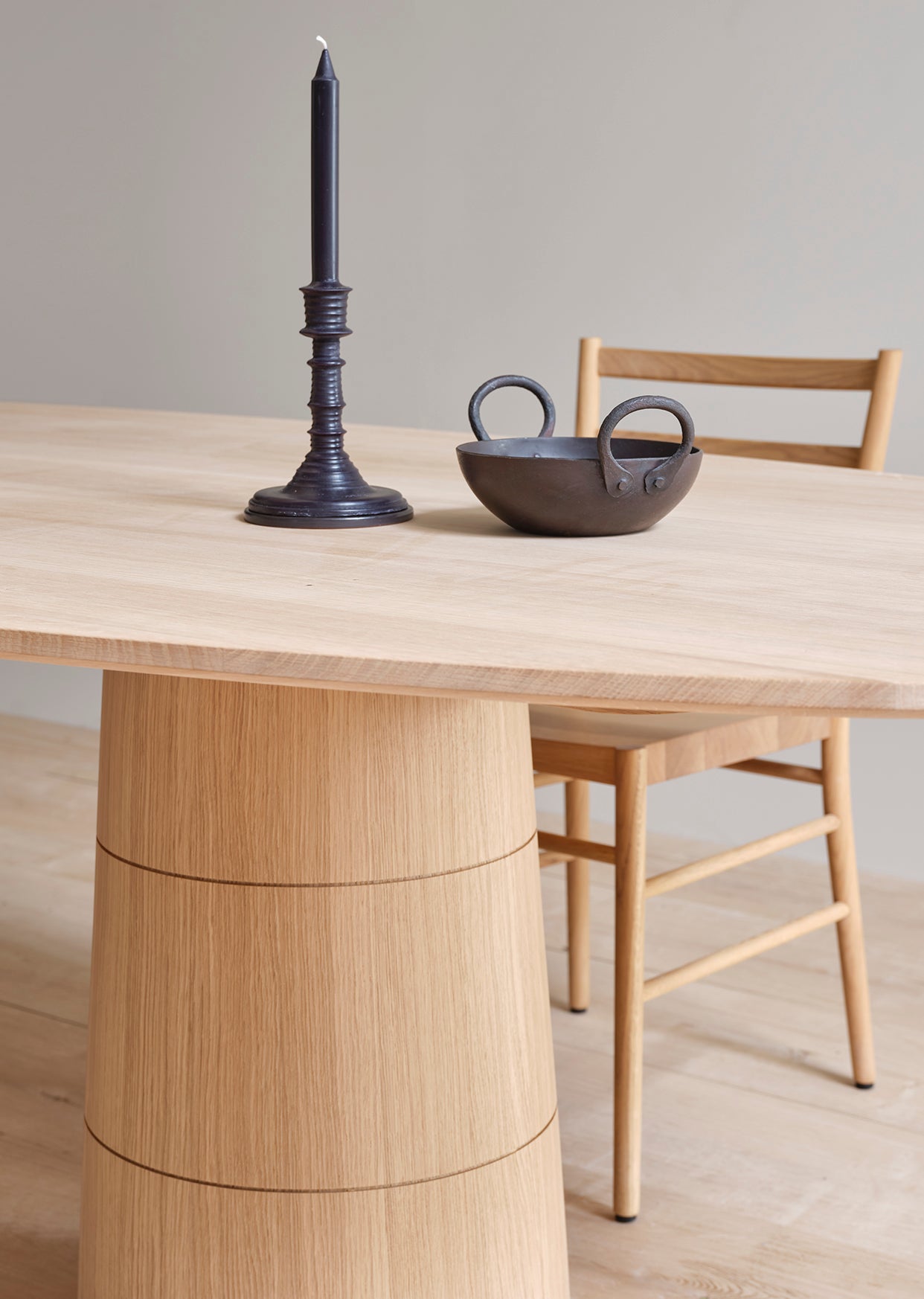 Rodan elliptical dining table