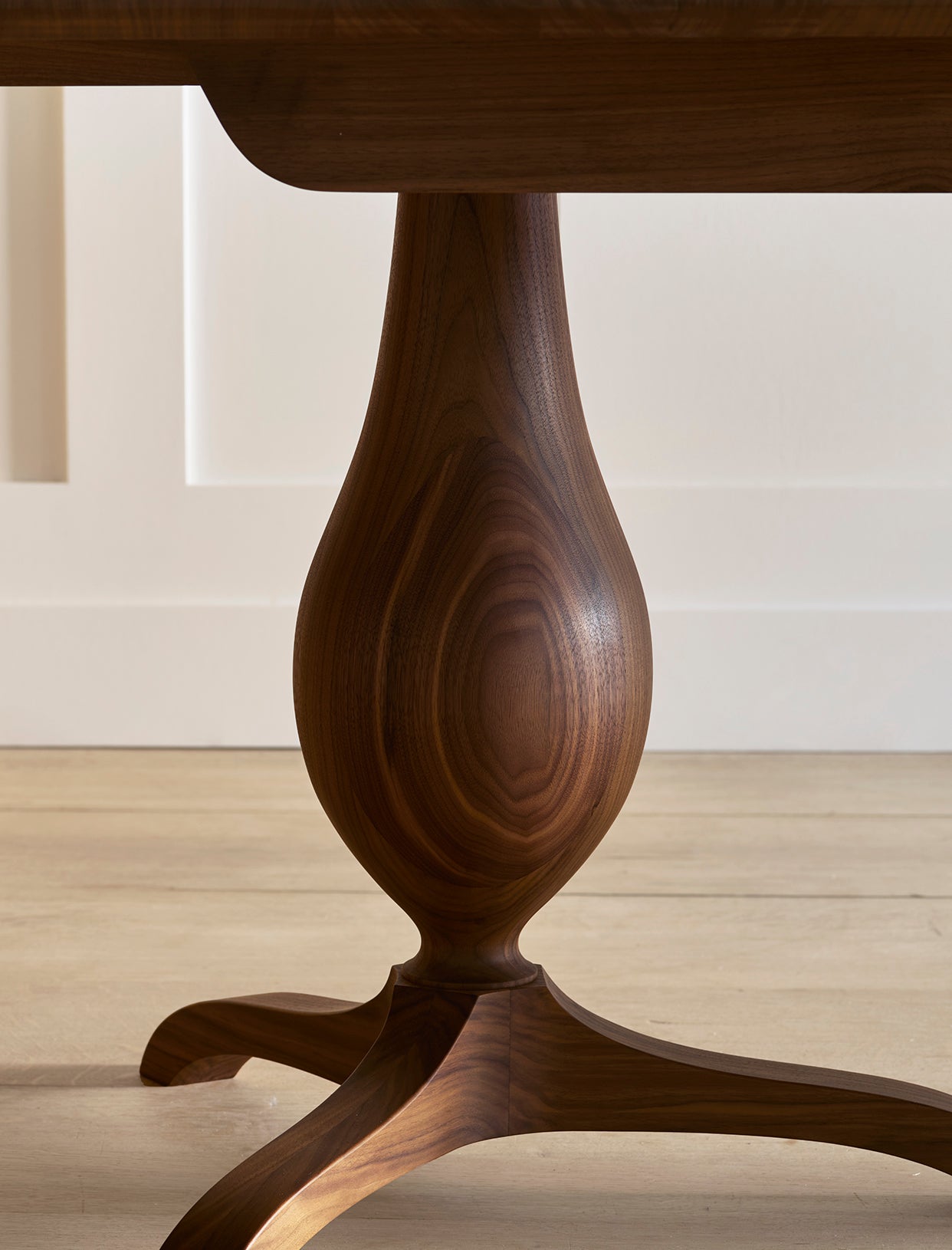 Tove dining table extending