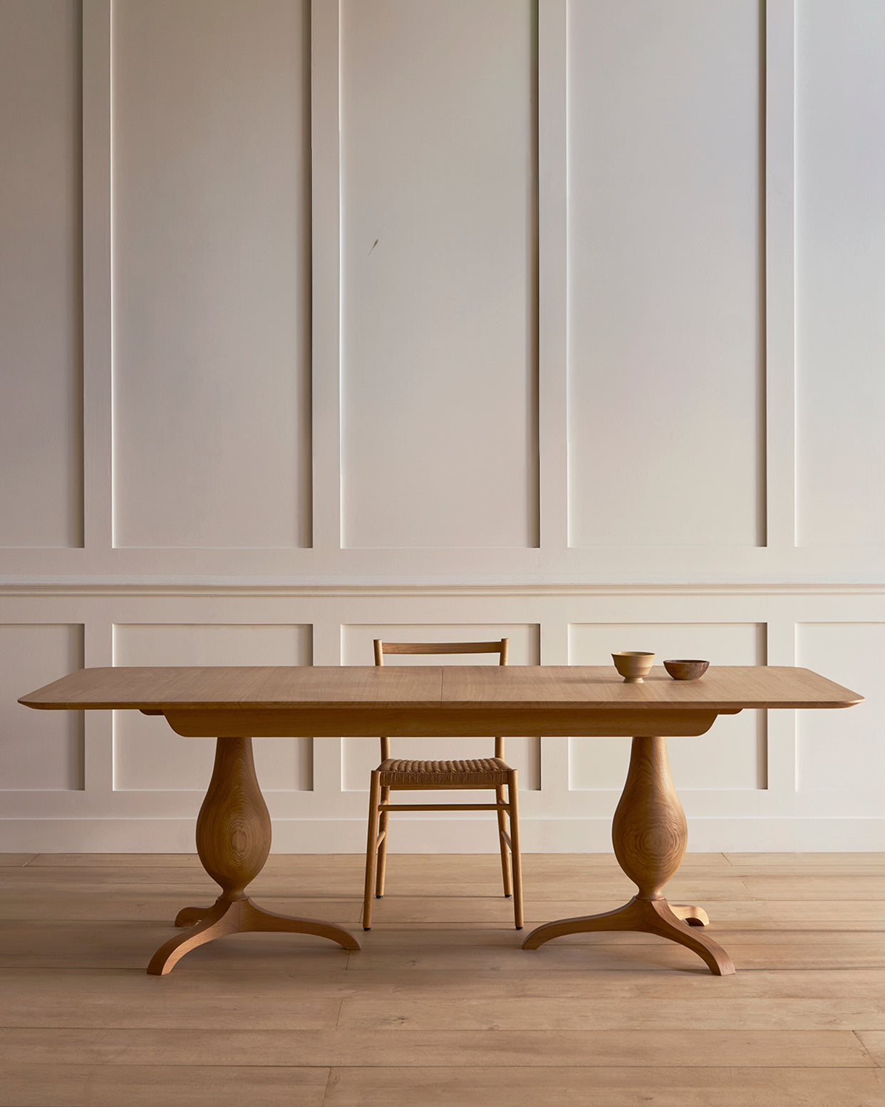 Tove dining table extending