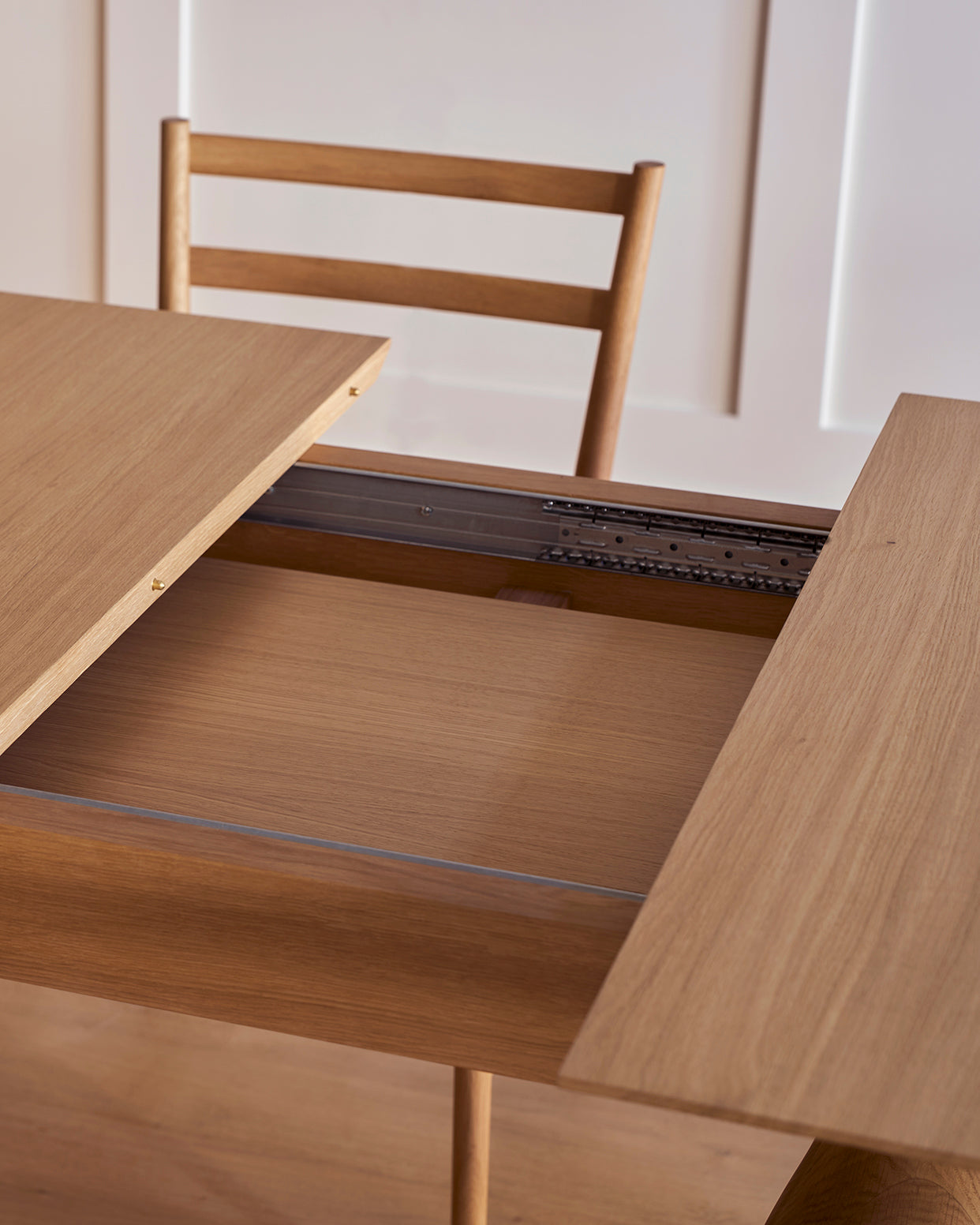 Tove dining table extending