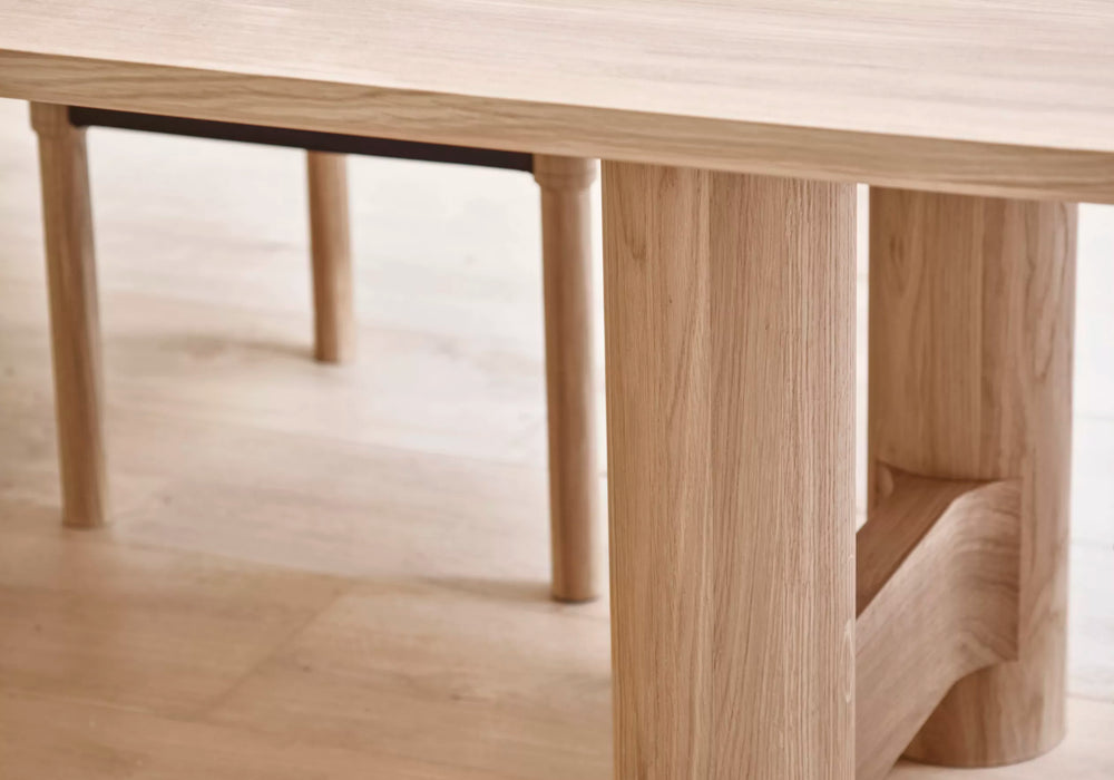 Onis dining table